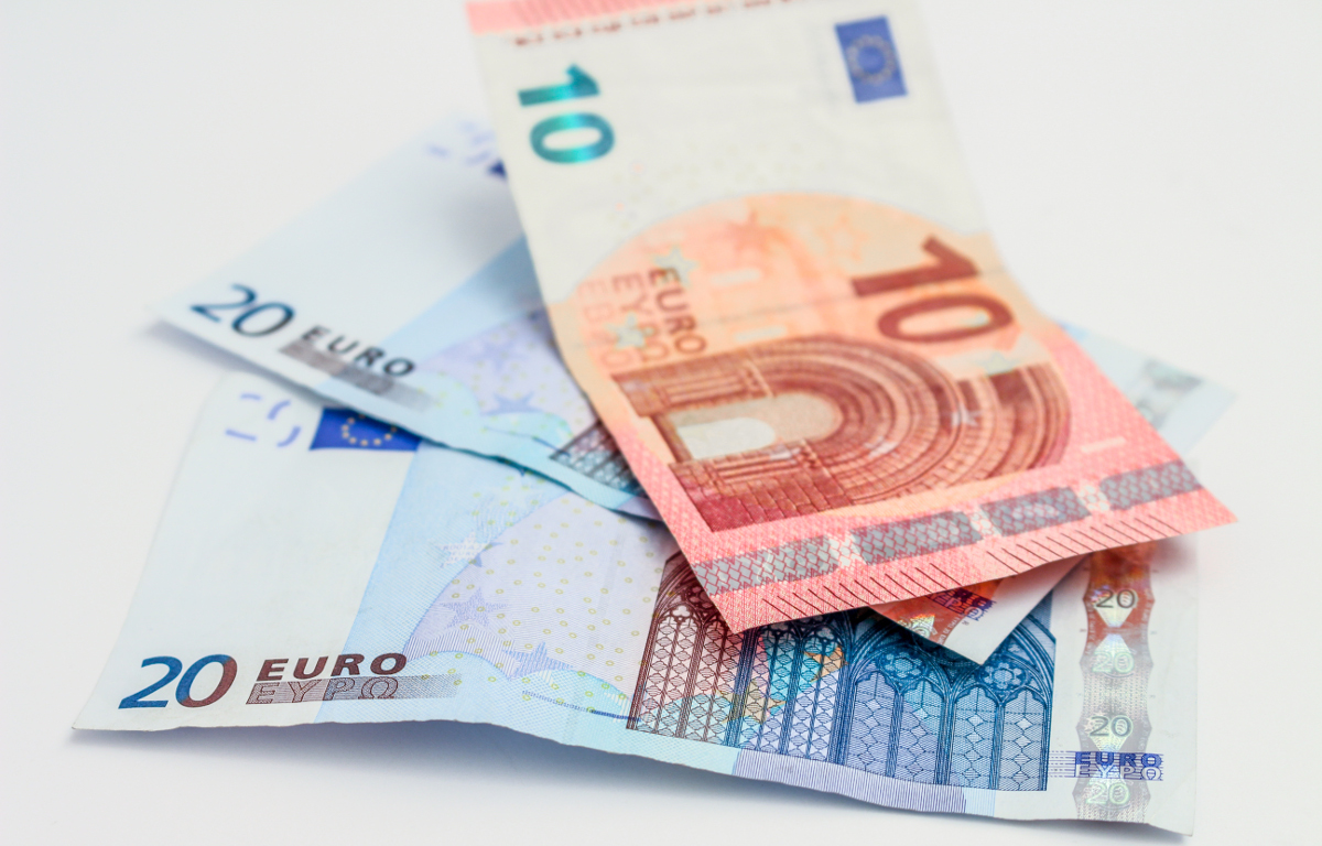 Zwei 20-Euro-Scheine und ein 10-Euro-Schein